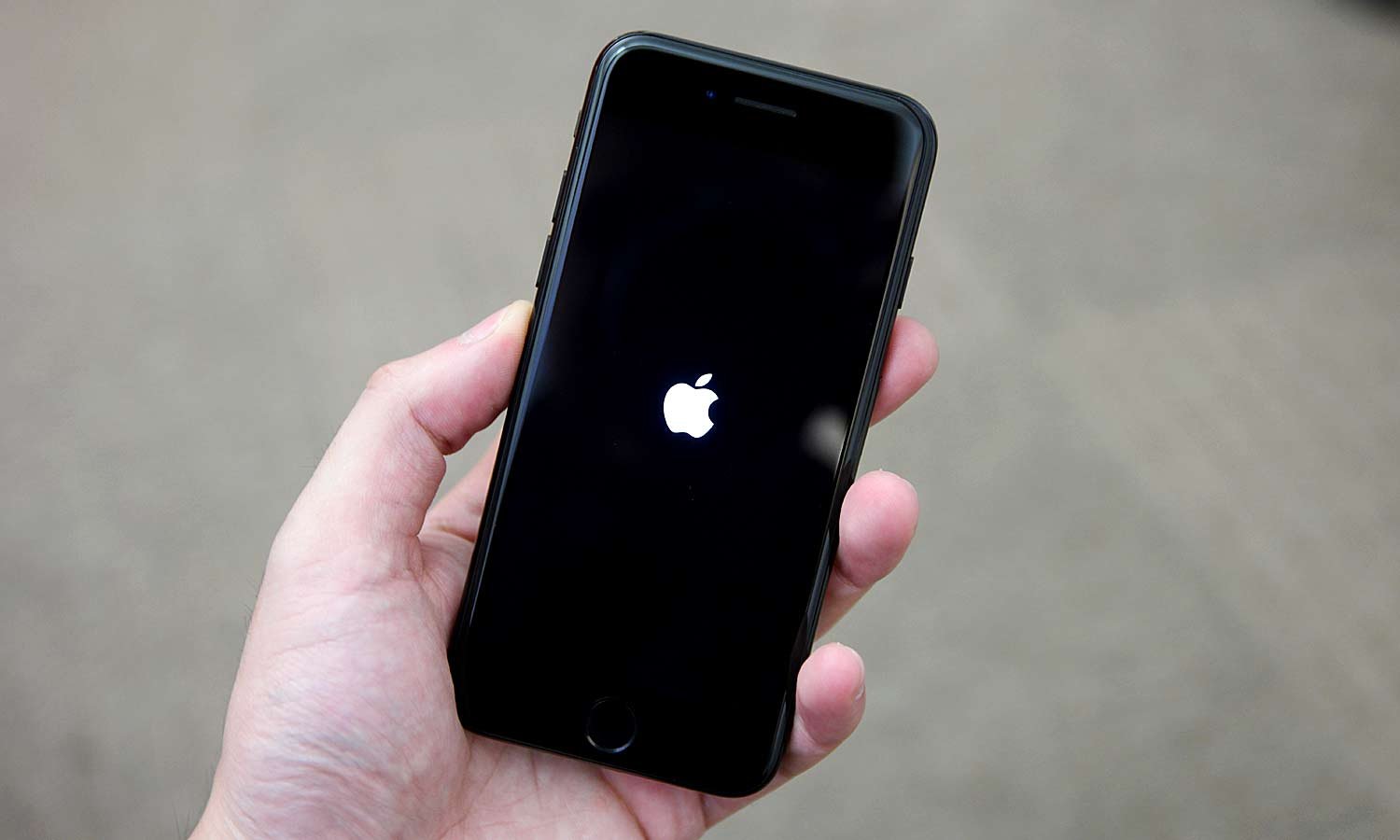 iPhone bloqueado en pantalla negra con manzana - MAE Recovery