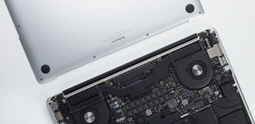 Técnico revisando batería de MacBook en banco de trabajo, servicio técnico Apple en Madrid