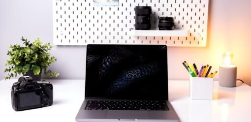 MacBook Pro en escritorio profesional para artículo de actualidad Apple