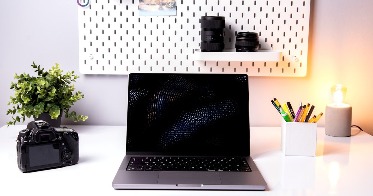 MacBook Pro en escritorio profesional para artículo de actualidad Apple