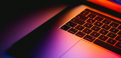 MacBook y almacenamiento sobre mesa de trabajo