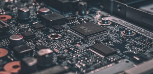 Portátil Apple sobre mesa técnica en revisión