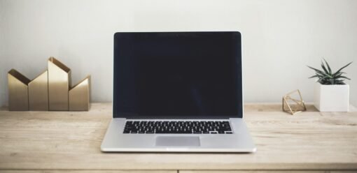 MacBook en escritorio luminoso para noticia Apple