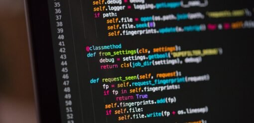 MacBook de Apple en mesa de trabajo (Unsplash)