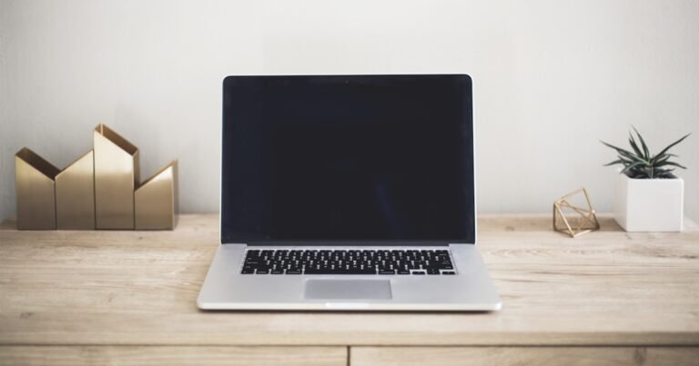 Portátil Apple tipo MacBook en entorno profesional (Unsplash)