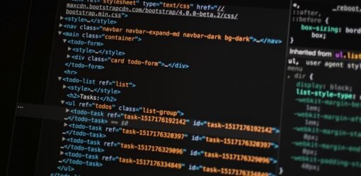 Detalle de placa y tecnología Apple (Unsplash)