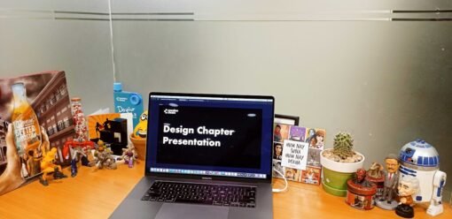 Portátil Apple sobre un escritorio de madera en entorno profesional