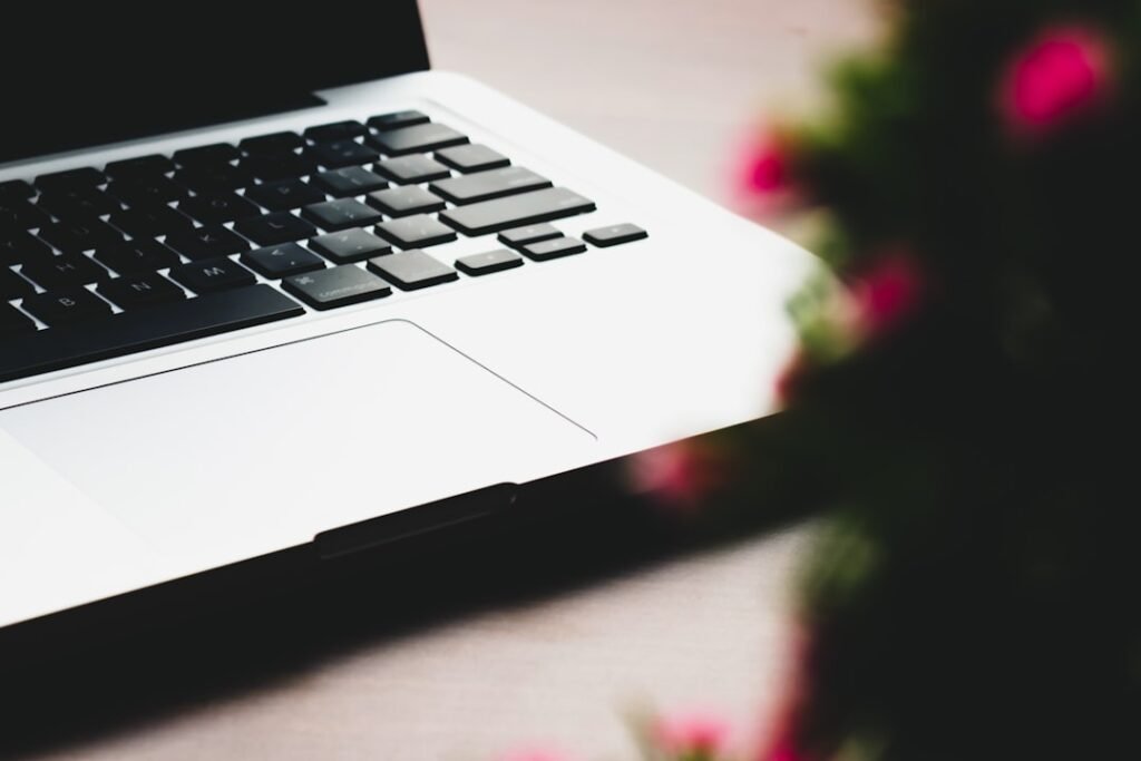 MacBook Pro sobre escritorio limpio con enfoque de durabilidad y uso prolongado