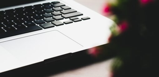 MacBook Pro sobre escritorio limpio con enfoque de durabilidad y uso prolongado