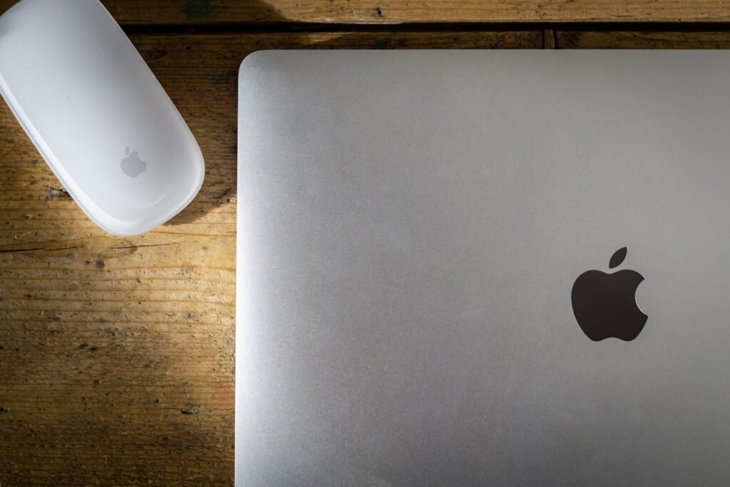 MacBook abierto en mesa de trabajo con puertos USB-C a la vista