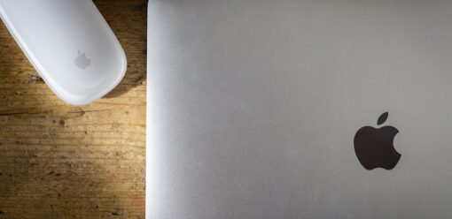 MacBook abierto en mesa de trabajo con puertos USB-C a la vista