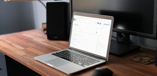 MacBook Pro sobre mesa de madera preparado para una actualización y revisión previa