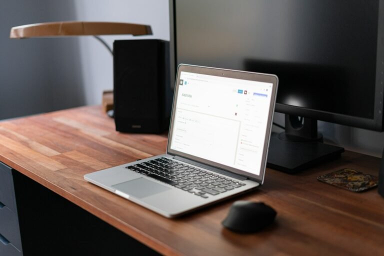 MacBook Pro sobre mesa de madera preparado para una actualización y revisión previa