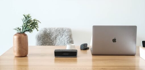 MacBook sobre mesa de madera en entorno de trabajo