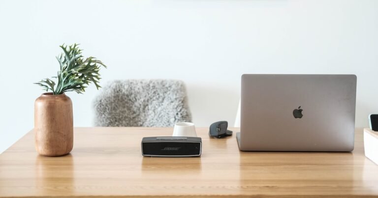 MacBook sobre mesa de madera en entorno de trabajo