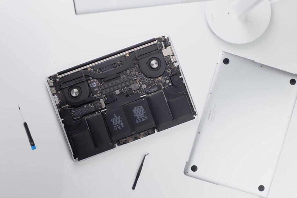 MacBook abierto en mesa de trabajo para diagnóstico técnico