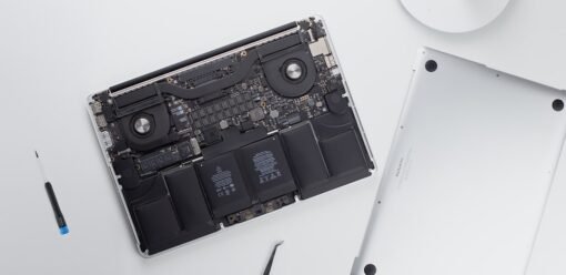 MacBook abierto en mesa de trabajo para diagnóstico técnico
