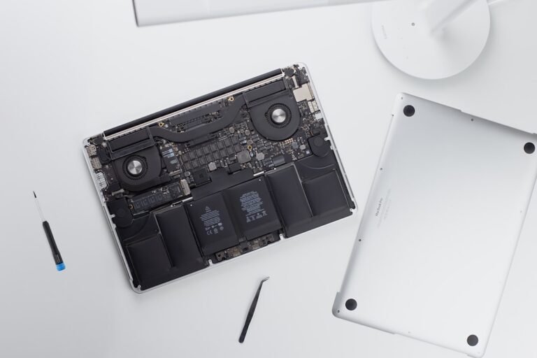 MacBook abierto en mesa de trabajo para diagnóstico técnico
