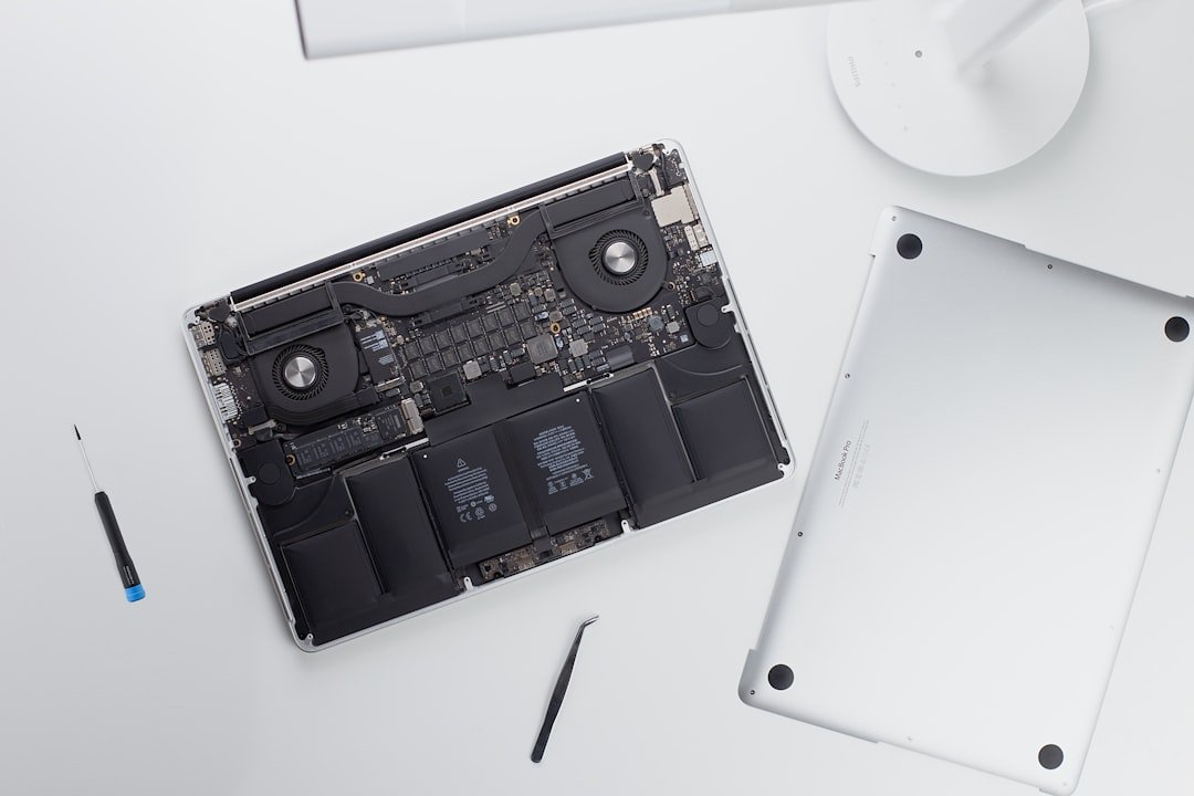 MacBook abierto en mesa de trabajo para diagnóstico técnico