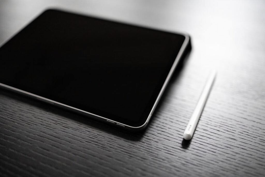 iPad con Apple Pencil sobre mesa de trabajo