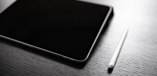iPad con Apple Pencil sobre mesa de trabajo