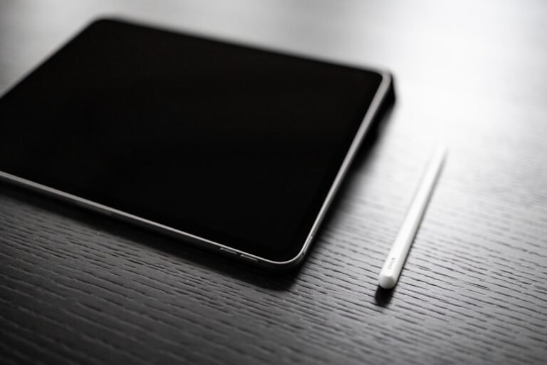 iPad con Apple Pencil sobre mesa de trabajo
