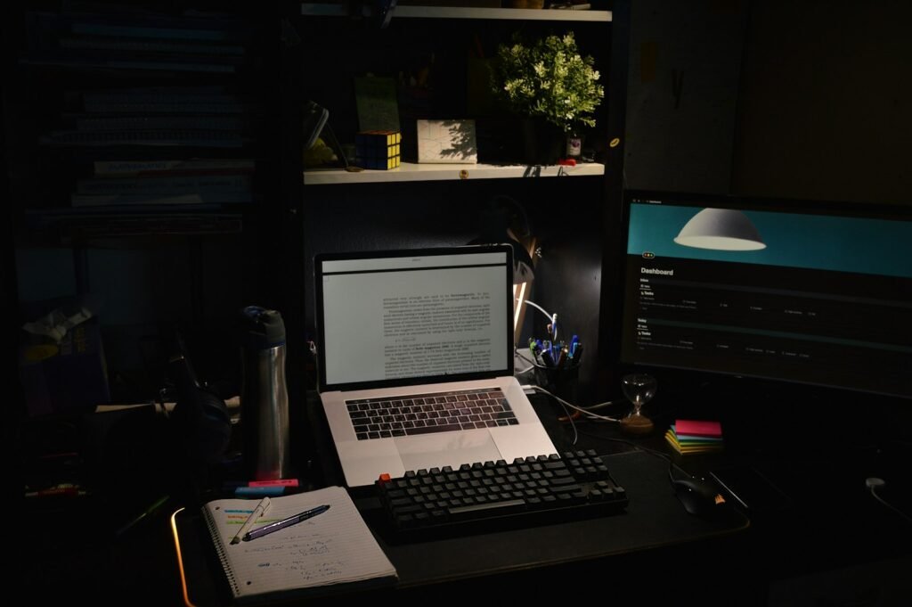 Portátil Apple sobre escritorio listo para revisión técnica