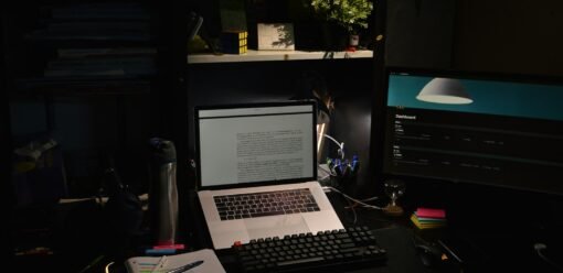 Portátil Apple sobre escritorio listo para revisión técnica