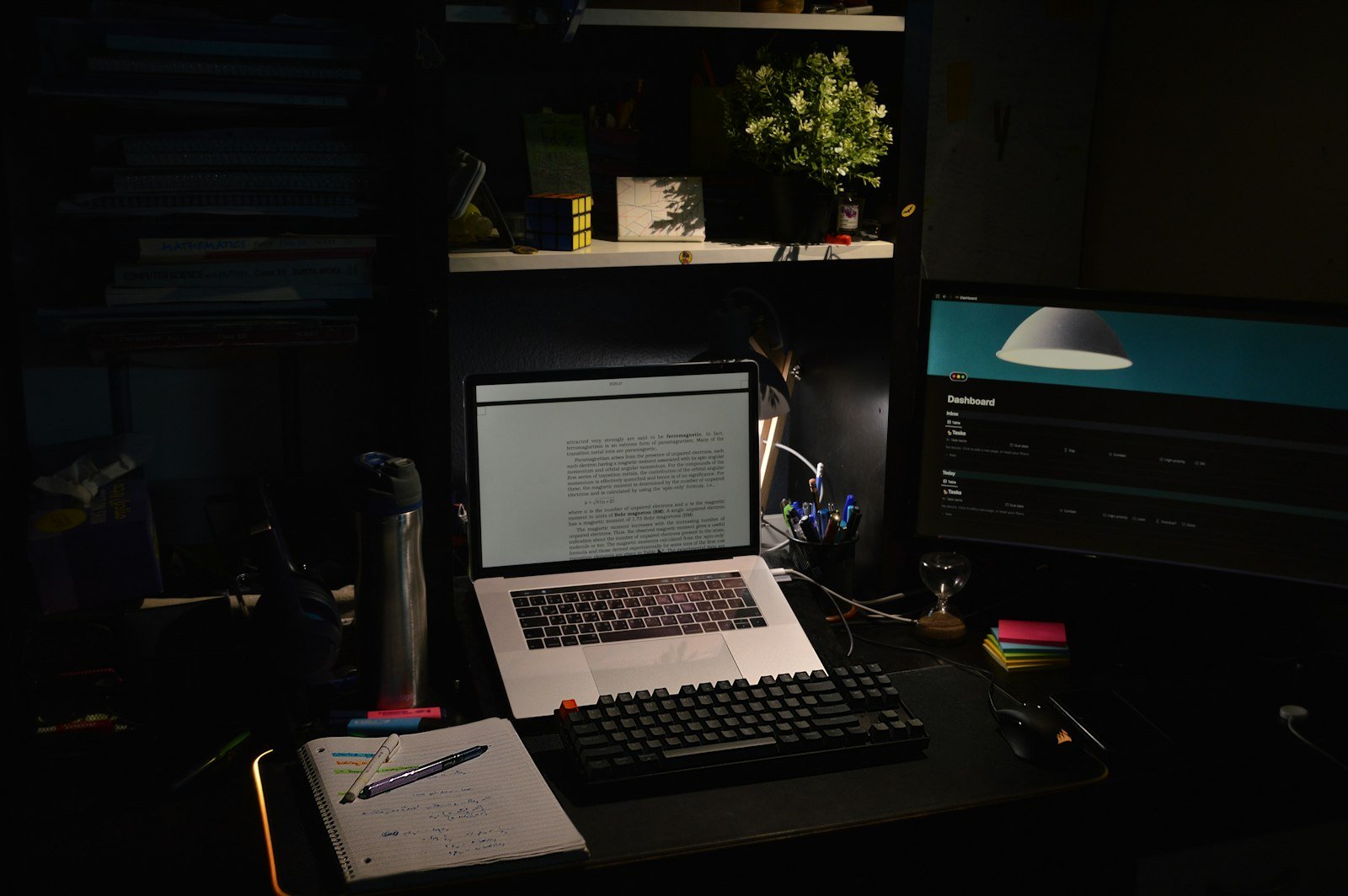 Portátil Apple sobre escritorio listo para revisión técnica