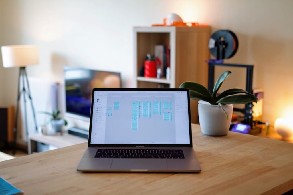 MacBook sobre mesa de trabajo en un entorno de diagnóstico