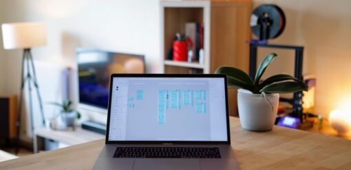 MacBook sobre mesa de trabajo en un entorno de diagnóstico