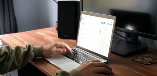 MacBook abierto sobre escritorio de trabajo en contexto de noticia Apple