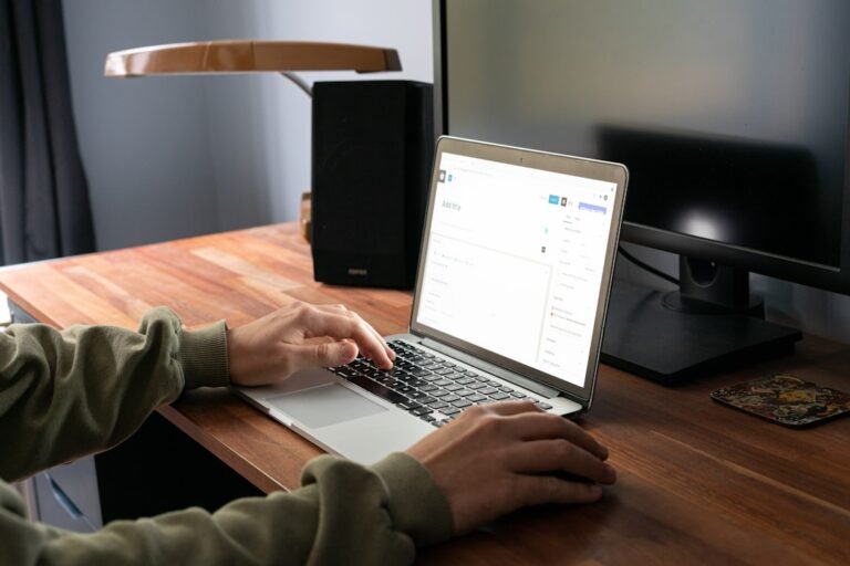 MacBook abierto sobre escritorio de trabajo en contexto de noticia Apple