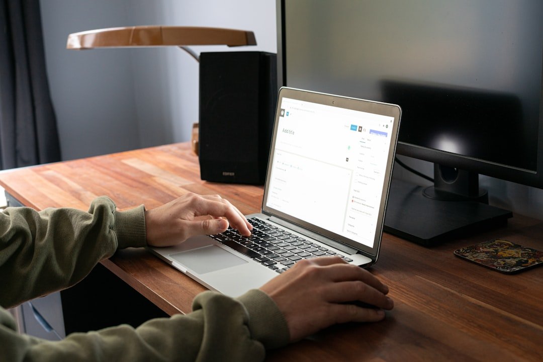 MacBook abierto sobre escritorio de trabajo en contexto de noticia Apple