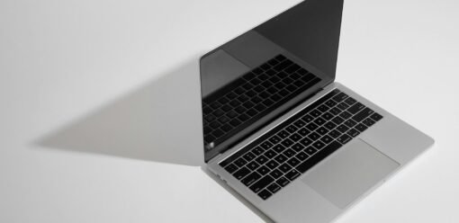 MacBook Pro sobre una mesa clara en un entorno de trabajo profesional
