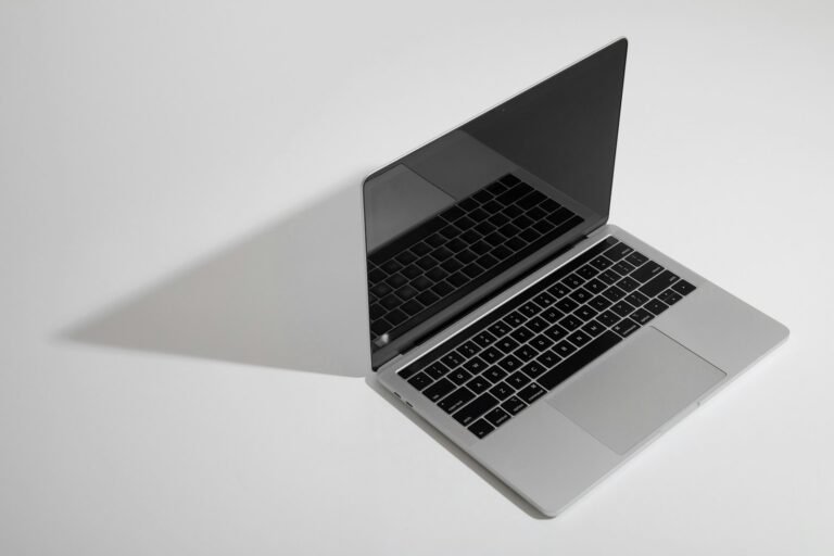 MacBook Pro sobre una mesa clara en un entorno de trabajo profesional