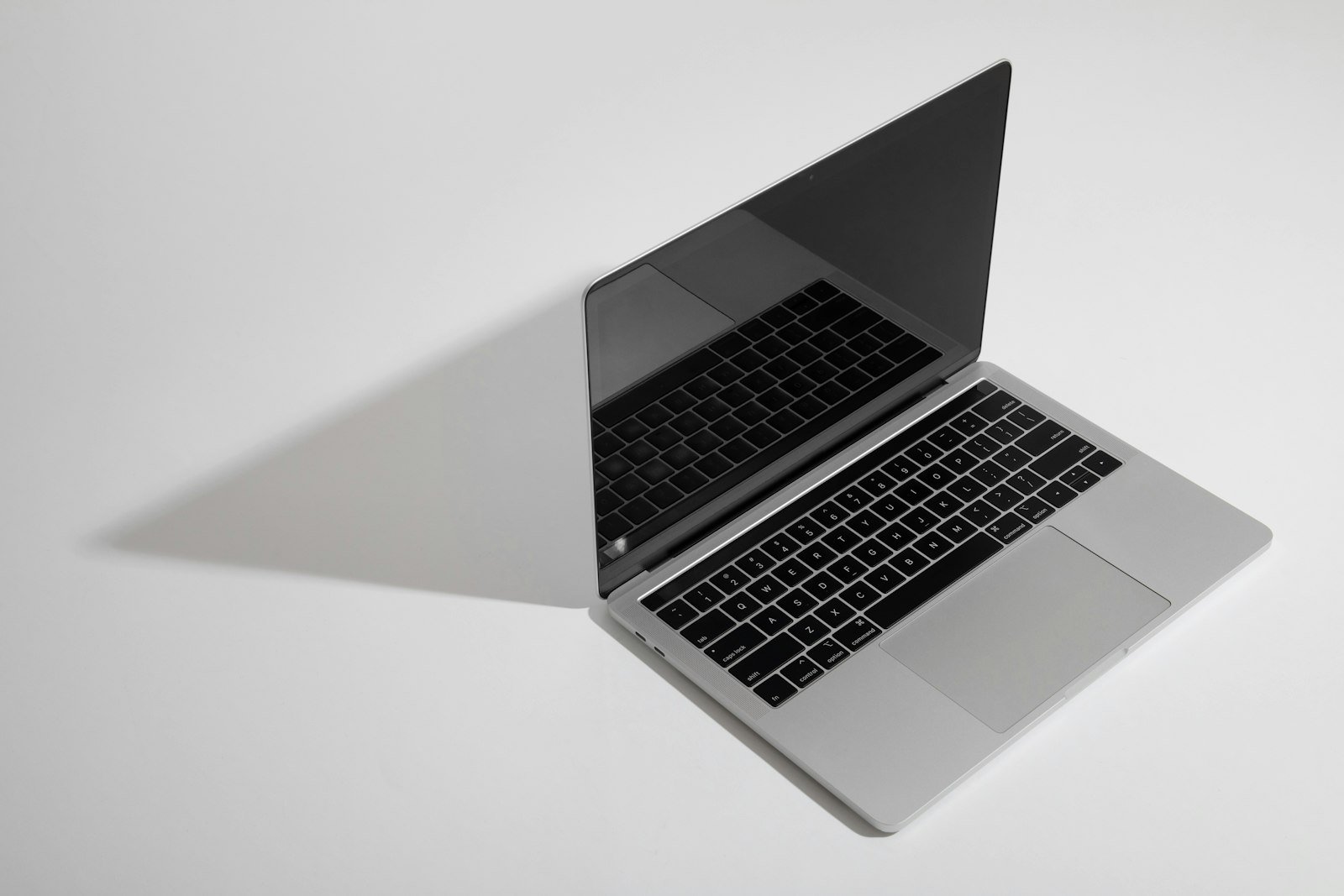 MacBook Pro sobre una mesa clara en un entorno de trabajo profesional