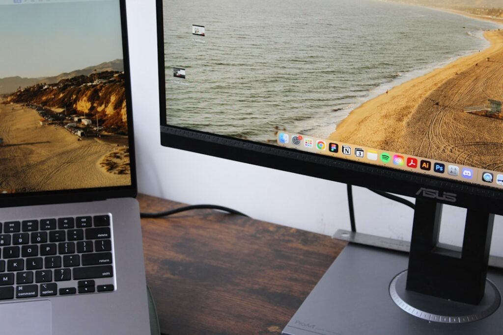 MacBook sobre escritorio limpio con cable USB-C conectado