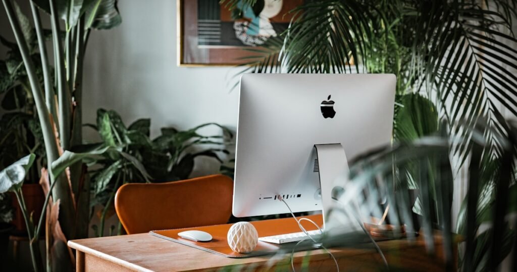 iMac sobre escritorio en espacio de trabajo