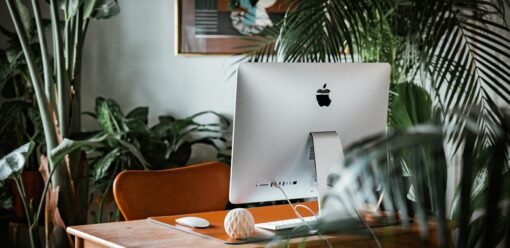iMac sobre escritorio en espacio de trabajo