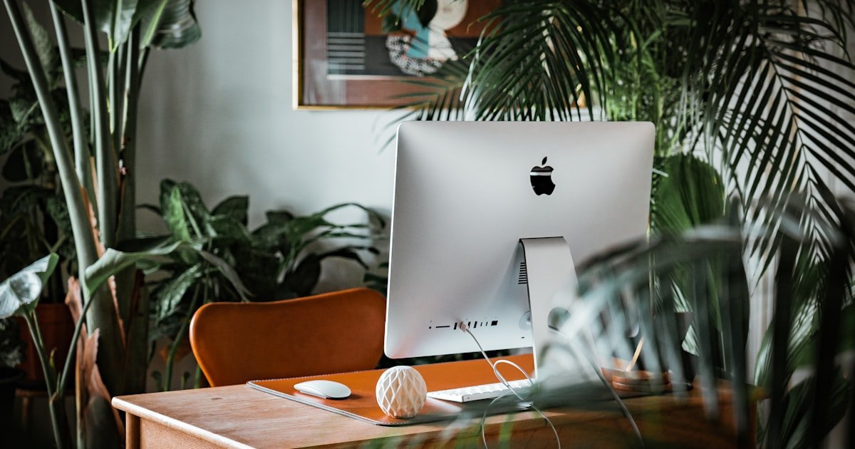 iMac sobre escritorio en espacio de trabajo