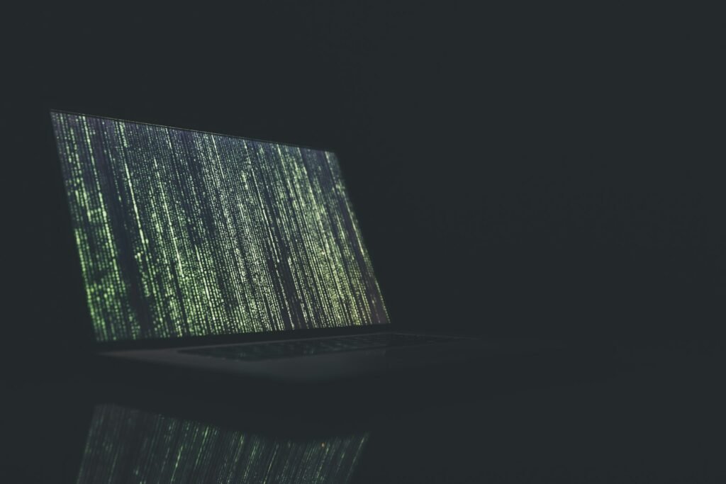 Portátil abierto sobre mesa de trabajo, útil para ilustrar teclado y trackpad en revisión