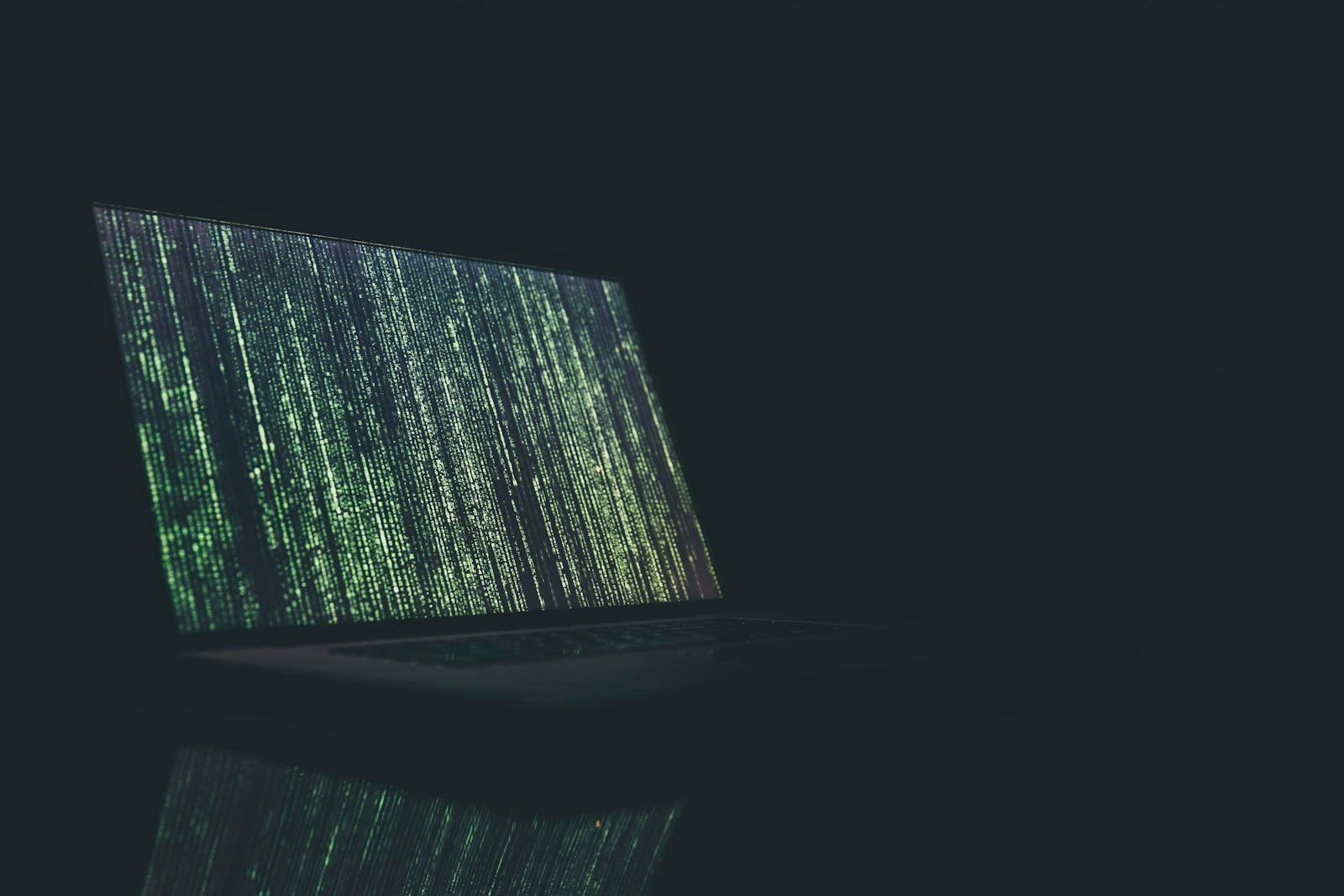 Portátil abierto sobre mesa de trabajo, útil para ilustrar teclado y trackpad en revisión