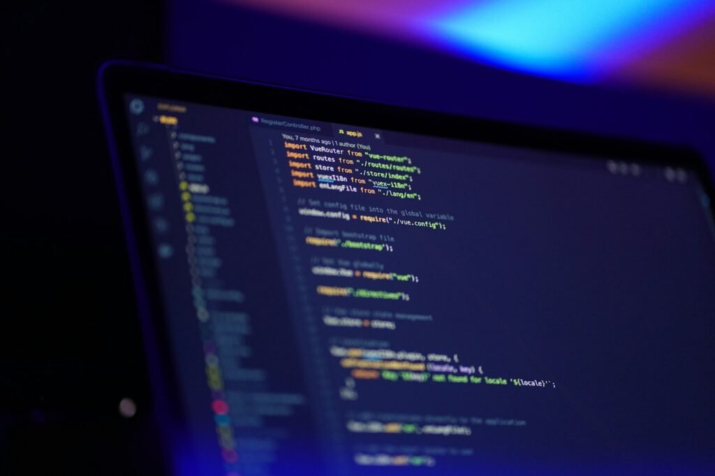 Pantalla de portátil con contenido en pantalla, adecuada para un artículo sobre imagen negra o fallo de vídeo