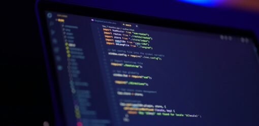 Pantalla de portátil con contenido en pantalla, adecuada para un artículo sobre imagen negra o fallo de vídeo