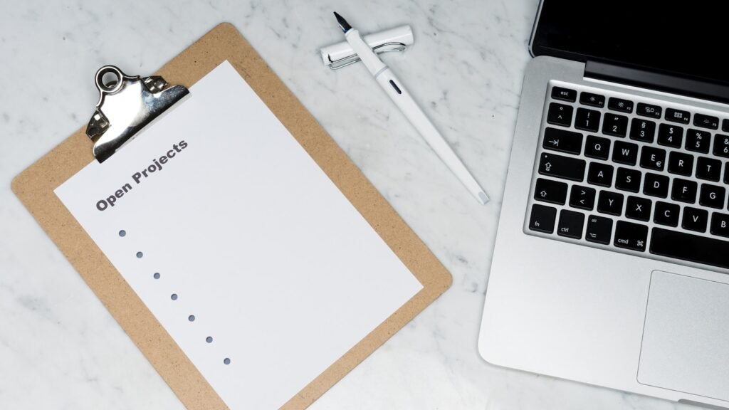 Persona revisando una checklist de planificación sobre una mesa de trabajo