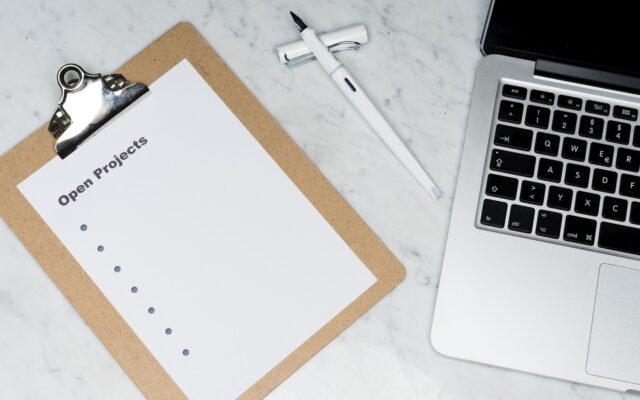 Persona revisando una checklist de planificación sobre una mesa de trabajo