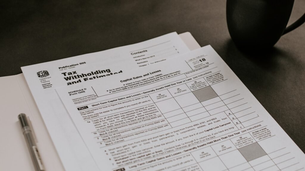 Documentos de facturación y calculadora sobre una mesa de oficina