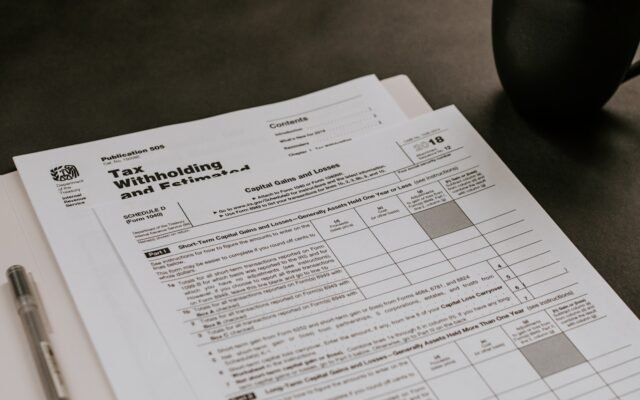 Documentos de facturación y calculadora sobre una mesa de oficina