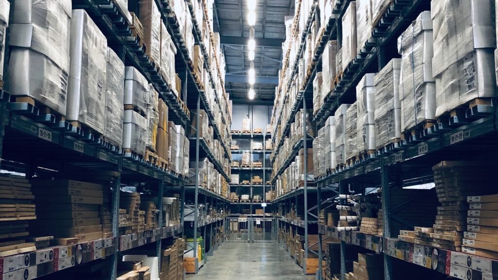 Estanterías de almacén con productos organizados para controlar inventario